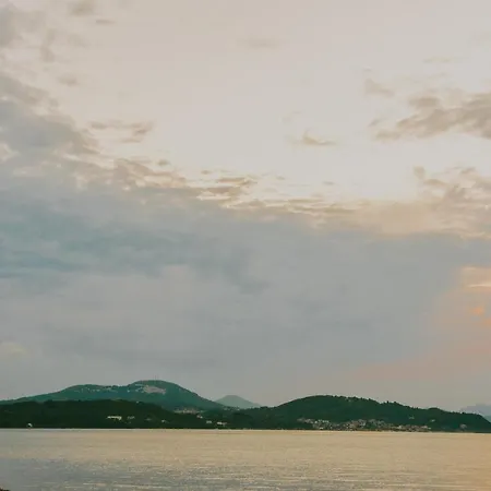 House By The Sea 公寓