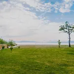 House By The Sea Apartmán *